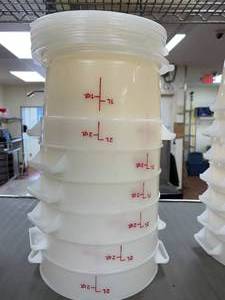 lot 305 image: Lot of 6 White Containers with Lids 2 Qt