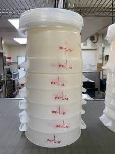 lot 306 image: Lot of 6 White Containers with Lids 2 Qt