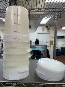 lot 307 image: Lot of 7 Containers with Lids 4 Qt