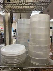 lot 309 image: Lot of 8 Containers with Lids 4qt