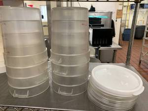 lot 310 image: Lot of 8 Containers with Lids 4qt