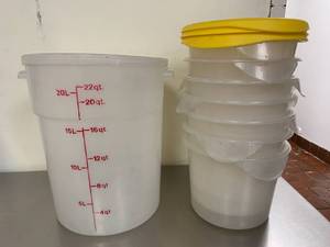 lot 311 image: 22 Quart Bucket & 7 Containers with 3 Lids
