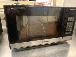 lot 367 image: Panasonic 900 Watt Microwave