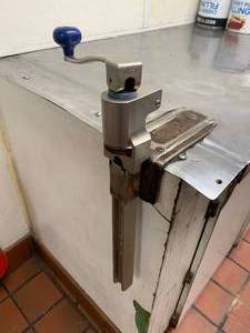 lot 375 image: Restaurant Can Opener