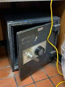 lot 382 image: American Security Safe w Combo 22 x 22 x 21