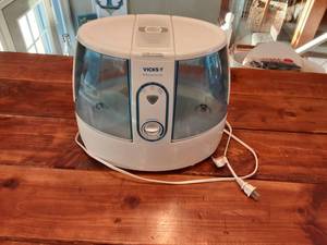 lot 5 image: Vicks Humidifier