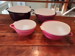 lot 9 image: Tupperware Bowl Set