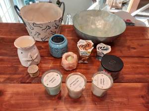 lot 11 image: New Candles & Home Decor