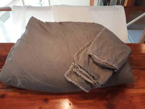 lot 20 image: King Size Casa Luna Comforter With 2-Shams