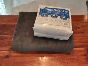 lot 21 image: King Size Blanket And New King Size Mattress Cover