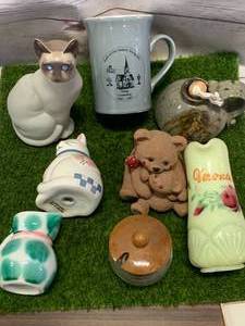 lot 74 image: Vintage Miscellaneous Hutch Items