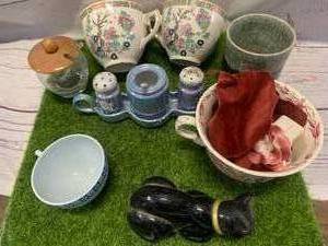 lot 75 image: Vintage Miscellaneous Hutch Items