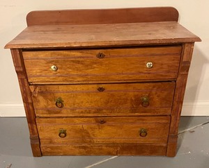 lot 33 image: Vintage 3 Drawer Dresser