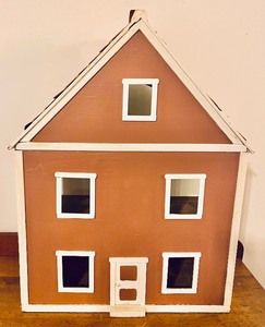 lot 38 image: Vintage Delightful Doll House