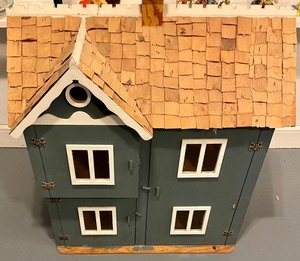 lot 112 image: Delightful Doll House