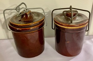 lot 120 image: Vintage Pottery Items including a Vintage Bean Pot