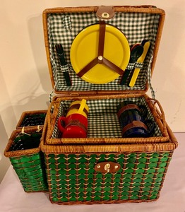 lot 184 image: Adventurous Picnic Basket