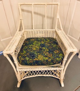 lot 205 image: Wonderful Vintage Wicker Chair