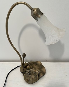lot 223 image: Lily Pad Themed Lamp