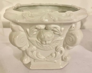 lot 250 image: 4 Cherub Themed Planters
