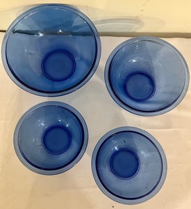 lot 265 image: Set of Four Blue Glass Pyrex Bowls