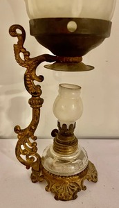 lot 274 image: Lovely Vintage Lamp