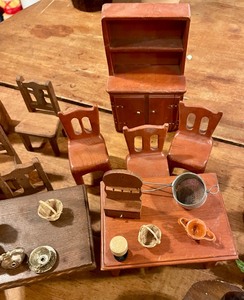 lot 289 image: Doll House Miniatures