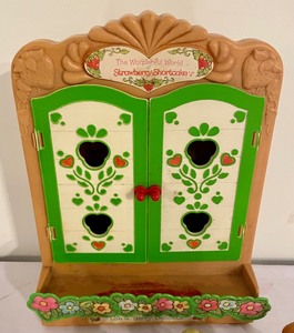 lot 284 image: Strawberry Shortcake Figurines and Display Cabinet