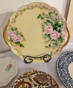 lot 288 image: Pretty Vintage Plates and Serving Pieces