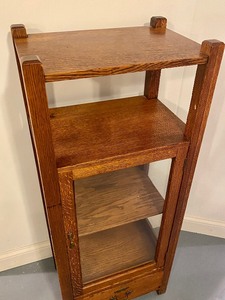 lot 7 image: Vintage Arts and Crafts Style Bookcase