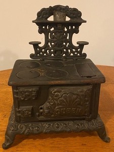 lot 15 image: Antique Cast Iron Queen Childrens Stove