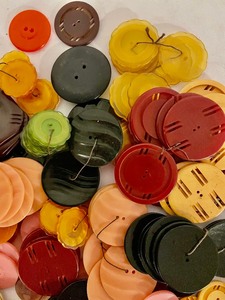 lot 301 image: Vintage Buttons