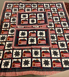 lot 307 image: Country Quilt with 2 Shams