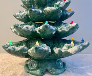 lot 336 image: Vintage Atlantic Mold 3 piece ceramic Christmas tree