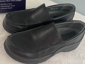 lot 402 image: Mens Dansko Shoes and New Gloves