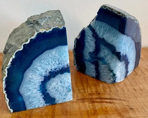 lot 26 image: Gorgeous Blue Agate Bookends