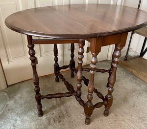 lot 28 image: Vintage Gate Leg Table