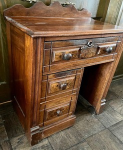 lot 78 image: Adorable Vintage Petite Desk or Vintage Childrens Desk