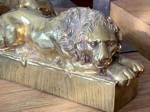 lot 44 image: Pair of Lion Figurine Bookends  Antonio Canova Lion Bookends
