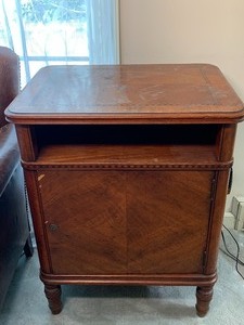 lot 9 image: Vintage Cabinet