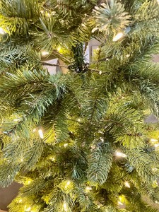 lot 119 image: 7 Foot Pre-Lit Christmas Tree