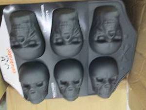 4 cast aluminum skull bakeware pan...