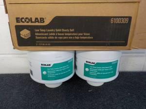 lot 6 image: Ecolab 2 - 6 lb. Jugs Low Temp Laun...