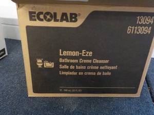 lot 47 image: Ecolab Case of 12 - 32 oz Bottles L...