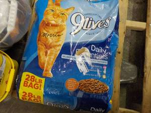 lot 138 image: 28 lb. Bag 9 lives Cat Food...