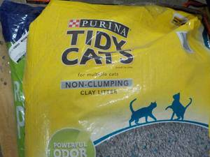 lot 145 image: 40 lb. Bag Purina Tidy Cats Clay Li...