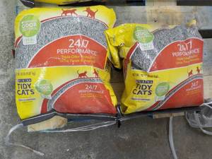lot 146 image: 2 Partial Bags Purina Tidy Cats Cla...