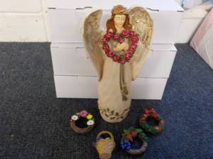 lot 250 image: Set of 3 - 9 Angels with 5 Seasona...