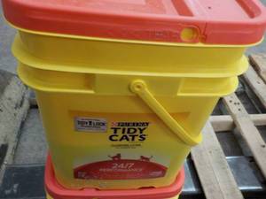 lot 134 image: 35 lb. Bucket Tidy Cats Purina Cat ...