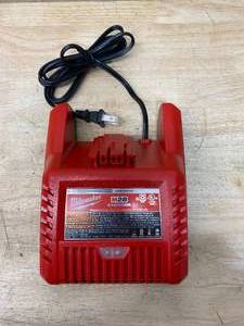 lot 55 image: MILWAUKEE M28 28-Volt Lithium-Ion Battery Charger